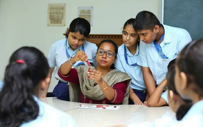 पश्चिम चंपारण के सरकारी विद्यालयों में शिक्षकों की भर्ती के लिए आवेदन करते अभ्यर्थी।
