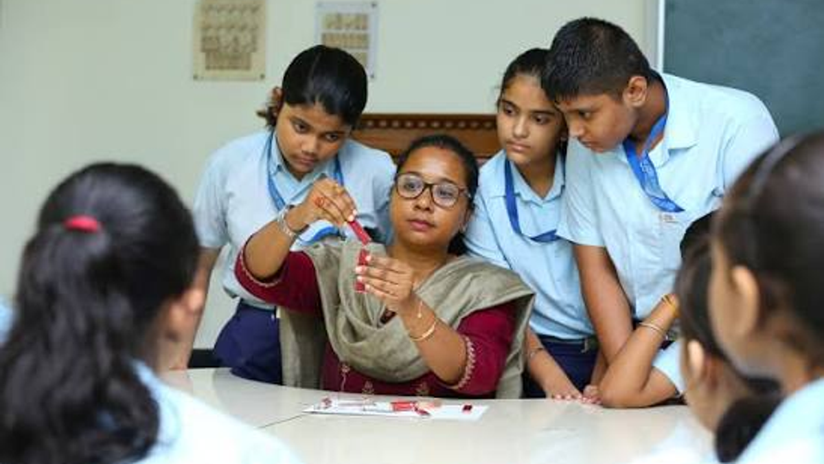 पश्चिम चंपारण के सरकारी विद्यालयों में शिक्षकों की भर्ती के लिए आवेदन करते अभ्यर्थी।
