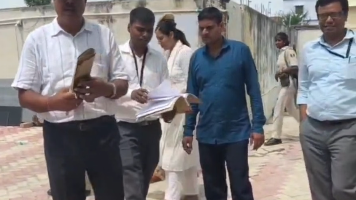 BDO आनंद विभूति के ठिकानों पर EOU की रेड, महंगी गाड़ियां, बंगला, 16 जमीनों और लाखों के फंड से जुड़े दस्तावेजों की जांच