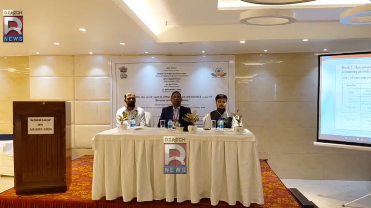 धनबाद के होटल सोनोटेल में आयोजित ASISSE-2026 हितधारक जागरूकता कार्यशाला में राष्ट्रीय सांख्यिकी कार्यालय के उप महानिदेशक कुमार सुंदरम एवं अन्य अधिकारी उपस्थित।