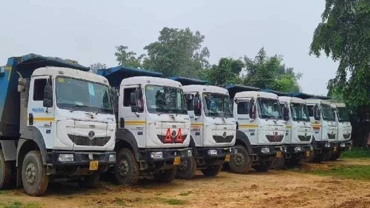 रांची के तमाड़ थाना परिसर में जांच के लिए खड़े गिट्टी से लदे जब्त हाईवा वाहन।