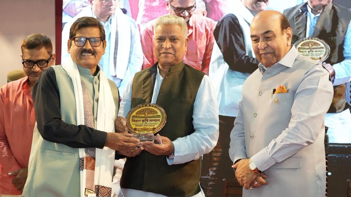 पटना के लोकभवन में कृषि कार्यक्रम के दौरान राज्यपाल सैयद अता हसनैन और राम लाल