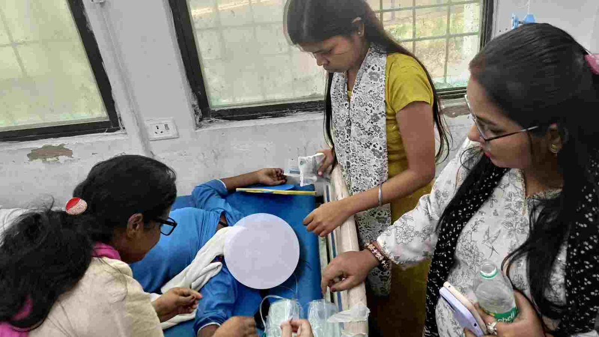 मुजफ्फरपुर के रोहुआ में गैस पाइपलाइन फटने के बाद मौके पर पहुंची पुलिस, तकनीकी टीम और अस्पताल ले जाई जा रही छात्राएं।