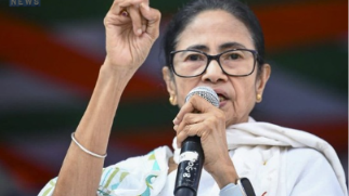 चुनाव आयोग द्वारा TMC के दोनों गुटों को नए नाम और चुनाव चिन्ह आवंटित किए जाने का प्रतीकात्मक दृश्य।
