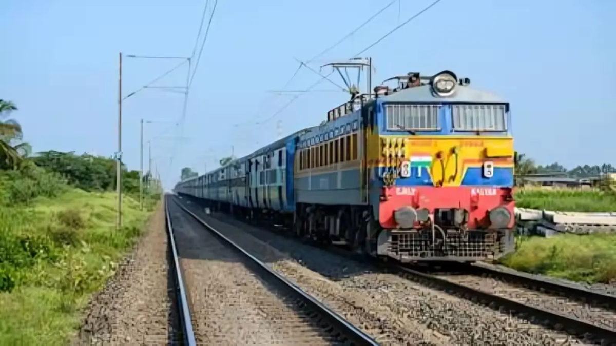 श्रावणी मेला 2026 के लिए देवघर जाने वाली स्पेशल ट्रेन का प्रतीकात्मक दृश्य।