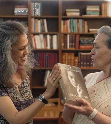 सोनिया गांधी की नई किताब Belonging: A Journey of Love और उनके पहले इंस्टाग्राम पोस्ट से जुड़ी तस्वीर।