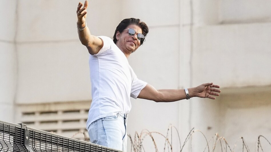 मुंबई स्थित शाहरुख खान के बंगले 'मन्नत' के बाहर मौजूद प्रशंसक और रिनोवेशन से जुड़ी सांकेतिक तस्वीर।