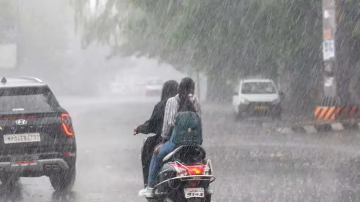 पटना में उमस भरी गर्मी के बीच आसमान में छाए बादल और उत्तर बिहार के कई जिलों में बारिश व वज्रपात के अलर्ट का प्रतीकात्मक दृश्य।