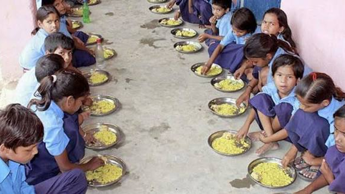 बिहार के सरकारी स्कूल में बच्चों को परोसा जा रहा मिड-डे मील, शिक्षा विभाग की नई गाइडलाइन के तहत सुरक्षित और ताजी मौसमी सब्जियों के साथ भोजन।