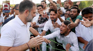 जंतर-मंतर पर भूख हड़ताल कर रहे छात्र नेताओं से मुलाकात करते राहुल गांधी।