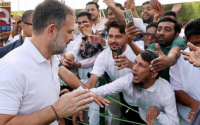 जंतर-मंतर पर भूख हड़ताल कर रहे छात्र नेताओं से मुलाकात करते राहुल गांधी।
