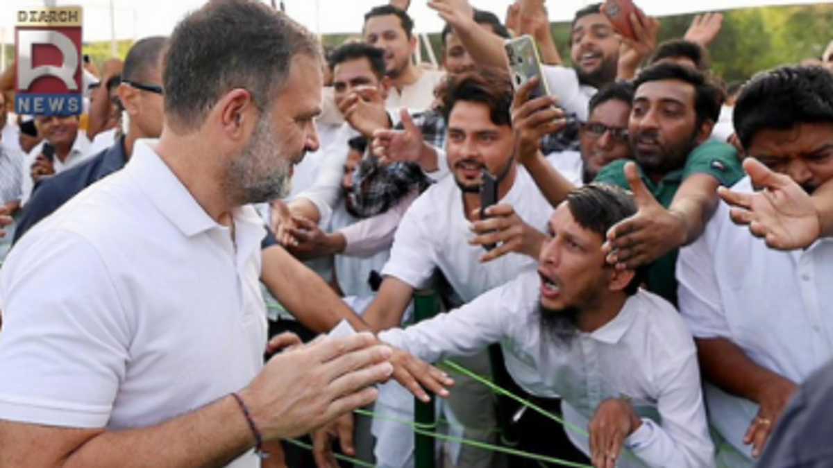 जंतर-मंतर पर भूख हड़ताल कर रहे छात्र नेताओं से मुलाकात करते राहुल गांधी।