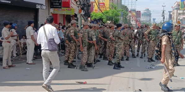 पटना के डाकबंगला चौराहे पर छात्र आंदोलन के दौरान पुलिस, CRPF और BSF की तैनाती तथा प्रदर्शन करते छात्रों की सांकेतिक तस्वीर।