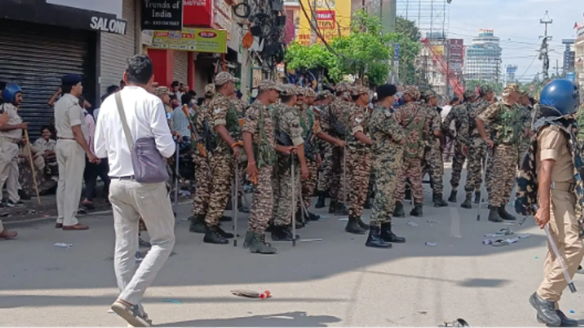 पटना के डाकबंगला चौराहे पर छात्र आंदोलन के दौरान पुलिस, CRPF और BSF की तैनाती तथा प्रदर्शन करते छात्रों की सांकेतिक तस्वीर।