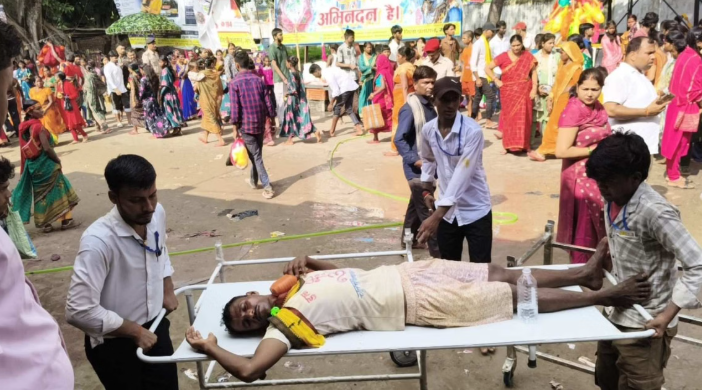 मधेपुरा के सिंहेश्वर धाम मंदिर में सावन के अंतिम सोमवार पर धक्का-मुक्की के बाद घायल श्रद्धालु और मंदिर परिसर में उमड़ी भीड़ 