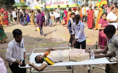 मधेपुरा के सिंहेश्वर धाम मंदिर में सावन के अंतिम सोमवार पर धक्का-मुक्की के बाद घायल श्रद्धालु और मंदिर परिसर में उमड़ी भीड़