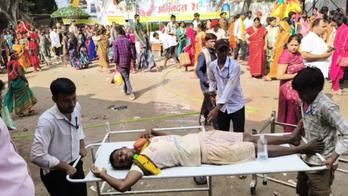 मधेपुरा के सिंहेश्वर धाम मंदिर में सावन के अंतिम सोमवार पर धक्का-मुक्की के बाद घायल श्रद्धालु और मंदिर परिसर में उमड़ी भीड़