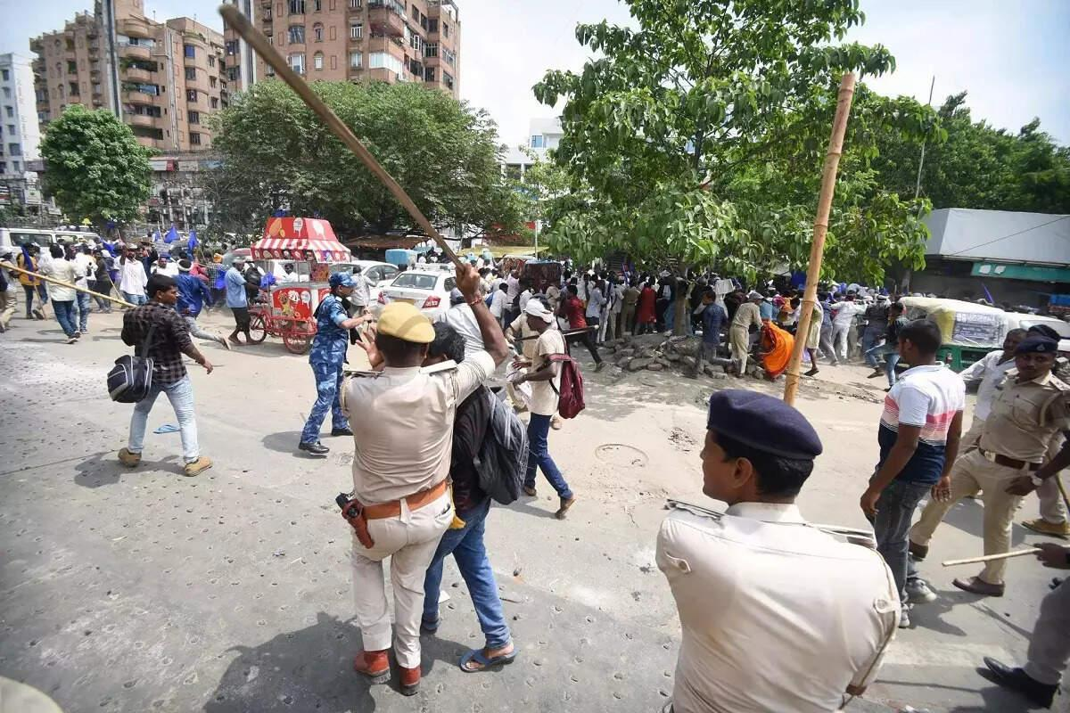 सीवान के गांधी मैदान में बिहार बंद के दौरान पुलिस और प्रदर्शनकारियों के बीच झड़प, पथराव और सुरक्षा बलों की कार्रवाई का दृश्य।