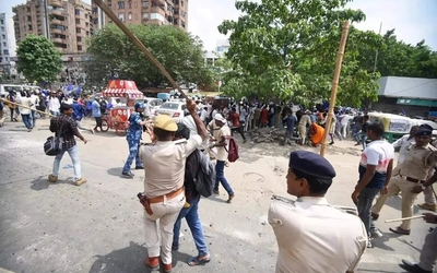 सीवान के गांधी मैदान में बिहार बंद के दौरान पुलिस और प्रदर्शनकारियों के बीच झड़प, पथराव और सुरक्षा बलों की कार्रवाई का दृश्य।