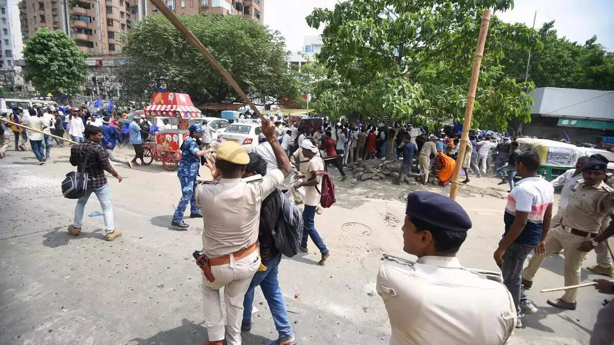 सीवान के गांधी मैदान में बिहार बंद के दौरान पुलिस और प्रदर्शनकारियों के बीच झड़प, पथराव और सुरक्षा बलों की कार्रवाई का दृश्य।