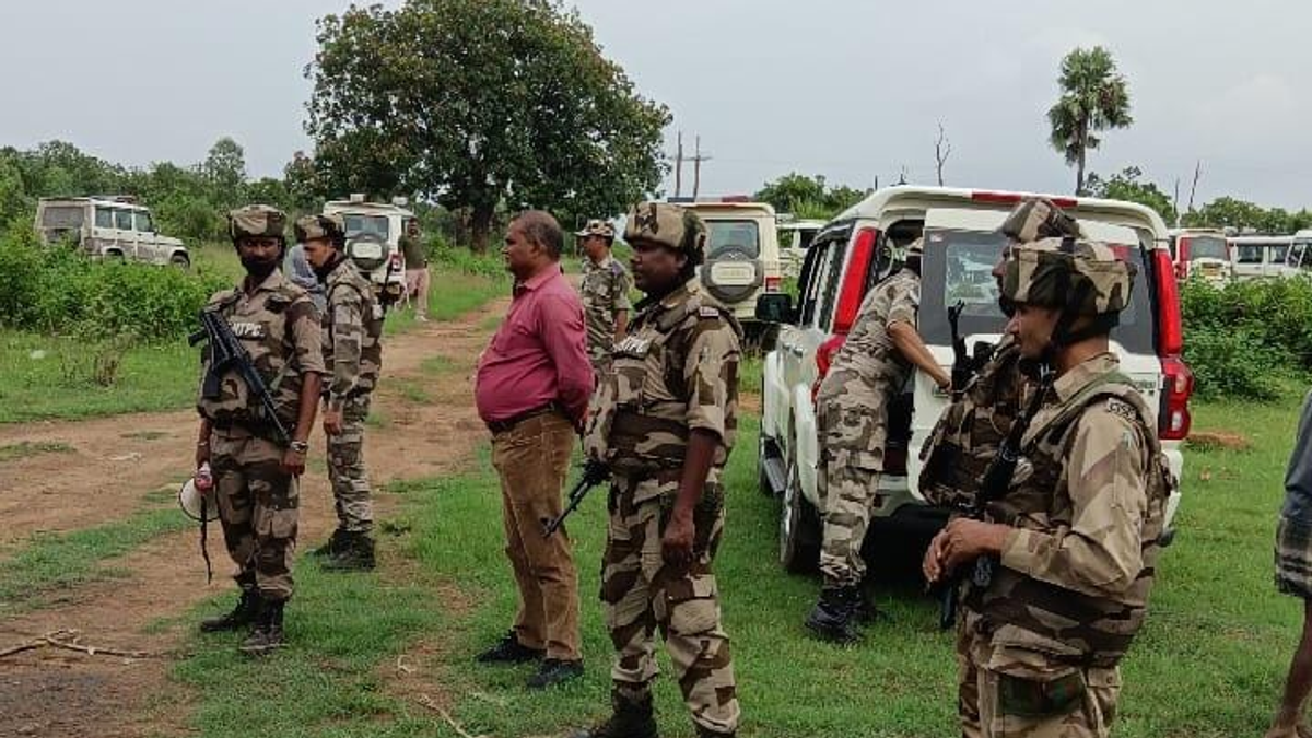 हजारीबाग के लकूरा गांव में CISF द्वारा अवैध कोयला खदानों पर कार्रवाई।