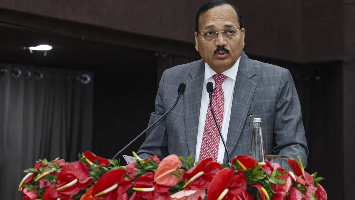 टाटा इंस्टीट्यूट ऑफ सोशल साइंसेज (TISS) परिसर और भारत के मुख्य न्यायाधीश सूर्यकांत का सांकेतिक दृश्य।