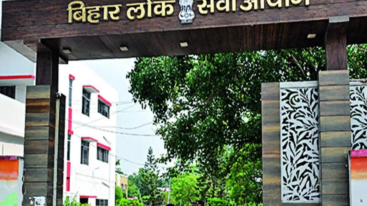 पटना: बिहार में सरकारी नौकरी की एक-एक सीट के लिए हजारों अभ्यर्थी आवेदन करते हैं। कई परीक्षाओं में तो प्रतिस्पर्धा इतनी ज्यादा होती है कि एक पद पर सैकड़ों दावेदार मैदान में उतर जाते हैं। लेकिन इस बार बिहार लोक सेवा आयोग (BPSC) की एक भर्ती ने बिल्कुल अलग तस्वीर पेश की है। यहां आयोग को उपलब्ध पदों के मुकाबले पर्याप्त योग्य उम्मीदवार ही नहीं मिल पाए। मामला राज्य के सरकारी इंजीनियरिंग कॉलेजों में प्रोफेसर नियुक्ति से जुड़ा है। भर्ती प्रक्रिया पूरी होने के बाद भी कई पद खाली रह गए, जिसके चलते आयोग को आवेदन का एक और मौका देने का निर्णय लेना पड़ा है। जब सीटें ज्यादा और दावेदार कम पड़ गए आमतौर पर सरकारी भर्तियों में सीटों की संख्या कम और आवेदकों की संख्या बहुत ज्यादा होती है। लेकिन प्रोफेसर भर्ती में स्थिति उलट दिखाई दी। आयोग को कुछ विषयों में इतने आवेदन नहीं मिले कि सभी रिक्त पदों को भरा जा सके। यही कारण है कि कुल 13 पद अब भी खाली हैं और इन्हें भरने के लिए नई आवेदन प्रक्रिया शुरू की जा रही है। दोबारा मिलेगा आवेदन का अवसर BPSC ने निर्णय लिया है कि इच्छुक और योग्य उम्मीदवारों को एक और मौका दिया जाए। इसके लिए ऑनलाइन आवेदन विंडो फिर से खोली जाएगी। ऐसे अभ्यर्थी जो पहले आवेदन नहीं कर पाए थे या पात्रता पूरी होने के बावजूद प्रक्रिया से बाहर रह गए थे, अब दोबारा आवेदन कर सकेंगे। आखिर क्यों नहीं मिल रहे प्रोफेसर? विशेषज्ञों का मानना है कि प्रोफेसर स्तर की नियुक्तियों के लिए केवल डिग्री पर्याप्त नहीं होती। उम्मीदवारों के पास शोध कार्य, शिक्षण अनुभव, अकादमिक उपलब्धियां और निर्धारित योग्यता होना जरूरी है। यही वजह है कि इंजीनियरिंग और तकनीकी शिक्षा से जुड़े कई पदों पर योग्य उम्मीदवारों की संख्या सीमित रहती है। कई अनुभवी शिक्षक निजी विश्वविद्यालयों और राष्ट्रीय संस्थानों में कार्यरत होने के कारण भी सरकारी भर्तियों में कम भागीदारी करते हैं। कॉलेजों में शिक्षकों की कमी दूर करने की कोशिश बिहार सरकार पिछले कुछ वर्षों से तकनीकी शिक्षा को मजबूत बनाने पर जोर दे रही है। नए इंजीनियरिंग कॉलेजों के संचालन और पुराने संस्थानों में सुविधाओं के विस्तार के साथ योग्य शिक्षकों की जरूरत भी बढ़ी है। प्रोफेसर पदों पर नियुक्ति होने से छात्रों को बेहतर मार्गदर्शन मिलेगा और कॉलेजों की शैक्षणिक गुणवत्ता में भी सुधार आने की उम्मीद है। उम्मीदवारों के लिए महत्वपूर्ण सूचना जो अभ्यर्थी इस भर्ती में शामिल होना चाहते हैं, उन्हें आवेदन शुरू होने के बाद सभी आवश्यक दस्तावेज और योग्यता संबंधी जानकारी तैयार रखनी चाहिए। आवेदन करते समय किसी भी प्रकार की त्रुटि भविष्य में परेशानी का कारण बन सकती है। सरकारी नौकरियों के लिए बढ़ती प्रतिस्पर्धा के बीच यह भर्ती इसलिए चर्चा में है क्योंकि यहां चुनौती उम्मीदवारों की अधिक संख्या नहीं, बल्कि योग्य आवेदकों की कमी बन गई है।