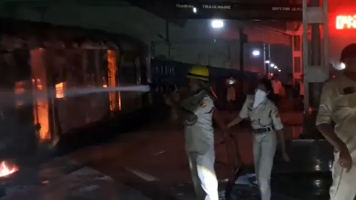सिमरी बख्तियारपुर रेलवे स्टेशन पर आग की लपटों में घिरी पैसेंजर MEMU ट्रेन का इंजन।