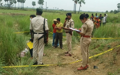 जमुई के चंद्रदीप थाना क्षेत्र में आहार किनारे अज्ञात युवक का शव मिलने से इलाके में हड़कंप मच गया। हत्या की आशंका के बीच पुलिस और एफएसएल टीम जांच में जुटी है। पोस्टमार्टम रिपोर्ट के बाद मौत के कारण स्पष्ट होंगे।
