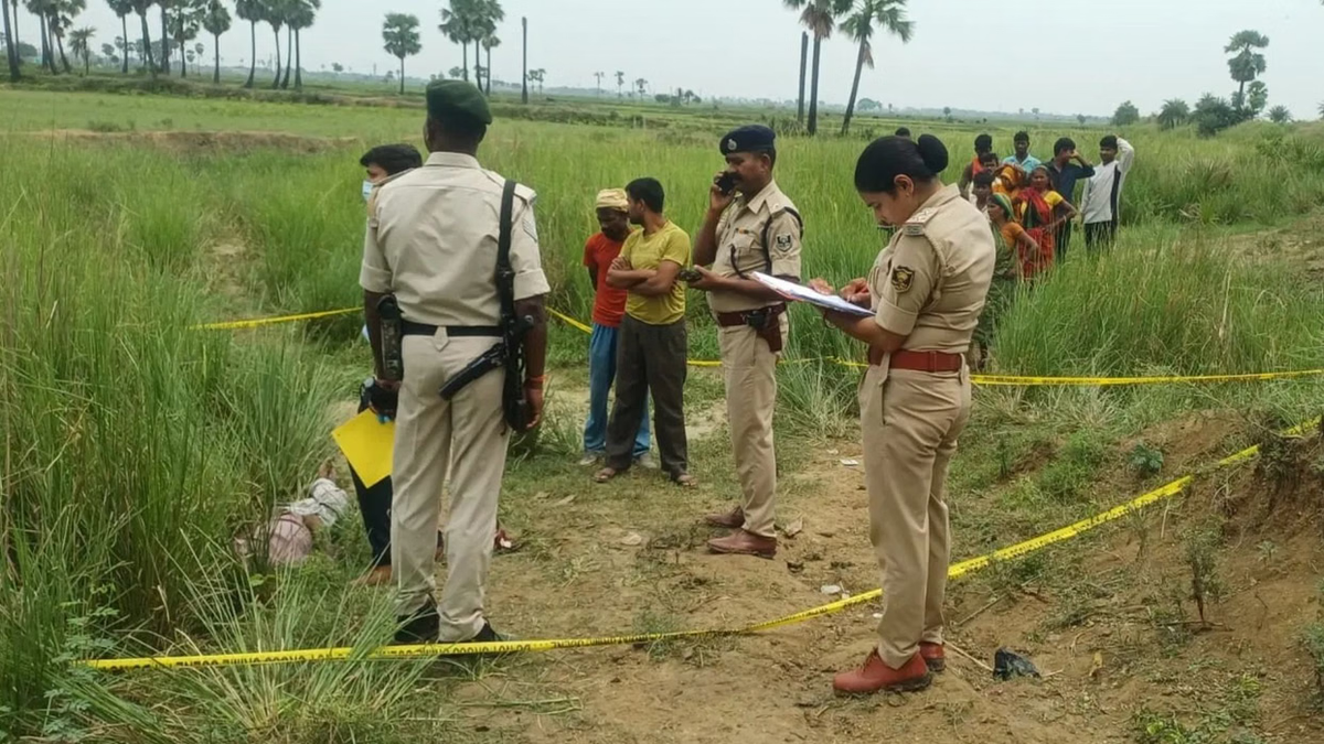 जमुई के चंद्रदीप थाना क्षेत्र में आहार किनारे अज्ञात युवक का शव मिलने से इलाके में हड़कंप मच गया। हत्या की आशंका के बीच पुलिस और एफएसएल टीम जांच में जुटी है। पोस्टमार्टम रिपोर्ट के बाद मौत के कारण स्पष्ट होंगे।