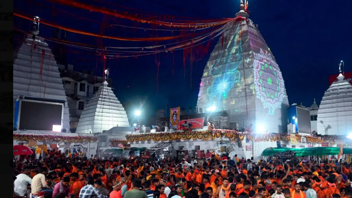 श्रावणी मेला 2026 को लेकर देवघर बाबा बैद्यनाथ मंदिर में प्रशासनिक बैठक और श्रद्धालुओं की भीड़ की सांकेतिक तस्वीर।
