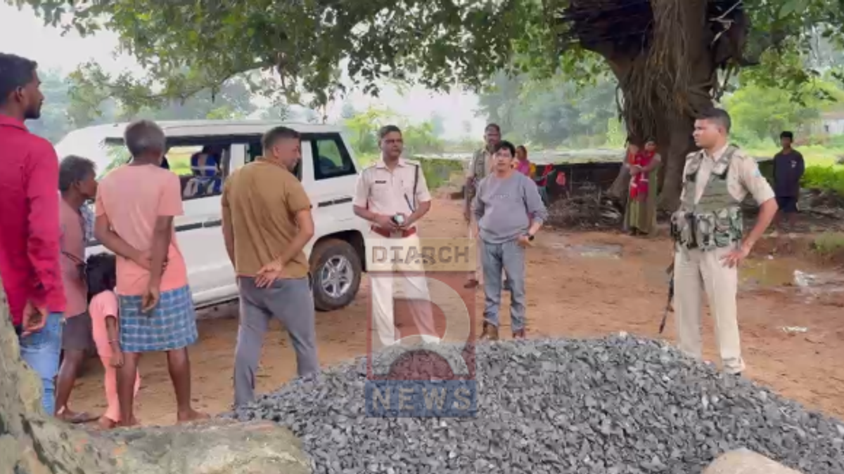सिमडेगा के मुंजबेड़ा गांव में बारिश से क्षतिग्रस्त घर का निरीक्षण करते SDO और एसडीपीओ