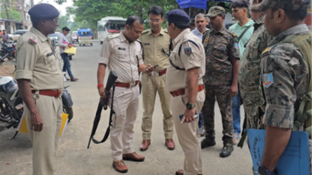 चतरा में एसपी आवास के सामने हुई गोलीबारी से हड़कंप मच गया। गोली लगने से एक प्राइवेट गार्ड की मौत हो गई। आरोपी जवान को हिरासत में लेकर पूछताछ की जा रही है, जबकि फॉरेंसिक टीम और पुलिस पूरे मामले की जांच कर रही है।