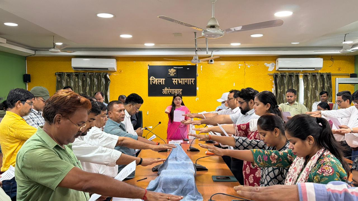 औरंगाबाद कलेक्ट्रेट सभागार में बिहार सतर्कता जागरूकता सप्ताह के अवसर पर डीएम अभिलाषा शर्मा की उपस्थिति में सत्यनिष्ठा और भ्रष्टाचार मुक्त प्रशासन की शपथ लेते अधिकारी एवं कर्मचारी।