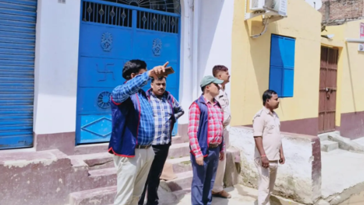 पटना में EOU की छापेमारी के दौरान जांच करती टीम