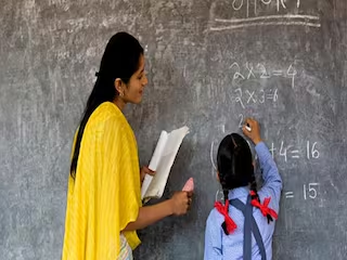 रांची के थड़पकना स्थित सरकारी प्राथमिक विद्यालय की कक्षा, जहां तीन शिक्षक होने के बावजूद नियमित रूप से केवल एक छात्रा पढ़ाई कर रही है।