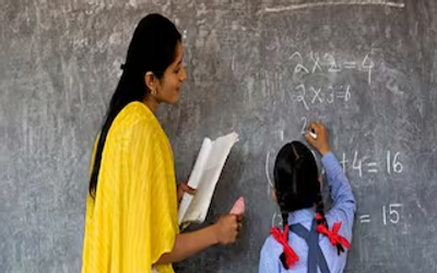 रांची के थड़पकना स्थित सरकारी प्राथमिक विद्यालय की कक्षा, जहां तीन शिक्षक होने के बावजूद नियमित रूप से केवल एक छात्रा पढ़ाई कर रही है।