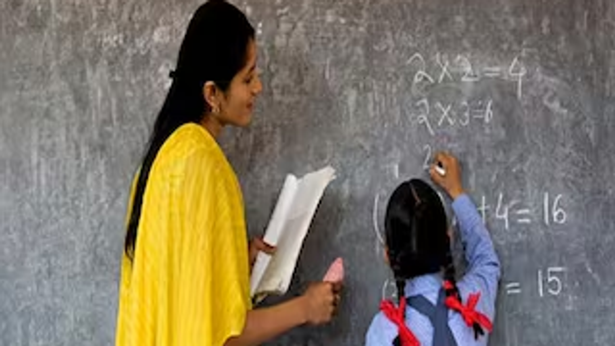 रांची के थड़पकना स्थित सरकारी प्राथमिक विद्यालय की कक्षा, जहां तीन शिक्षक होने के बावजूद नियमित रूप से केवल एक छात्रा पढ़ाई कर रही है।