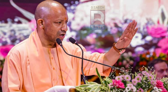 लखनऊ में मुख्यमंत्री योगी आदित्यनाथ से कैशलेस चिकित्सा कार्ड प्राप्त करते रसोइये