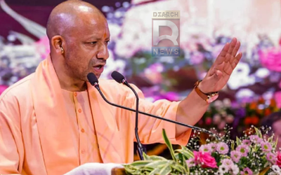 लखनऊ में मुख्यमंत्री योगी आदित्यनाथ से कैशलेस चिकित्सा कार्ड प्राप्त करते रसोइये