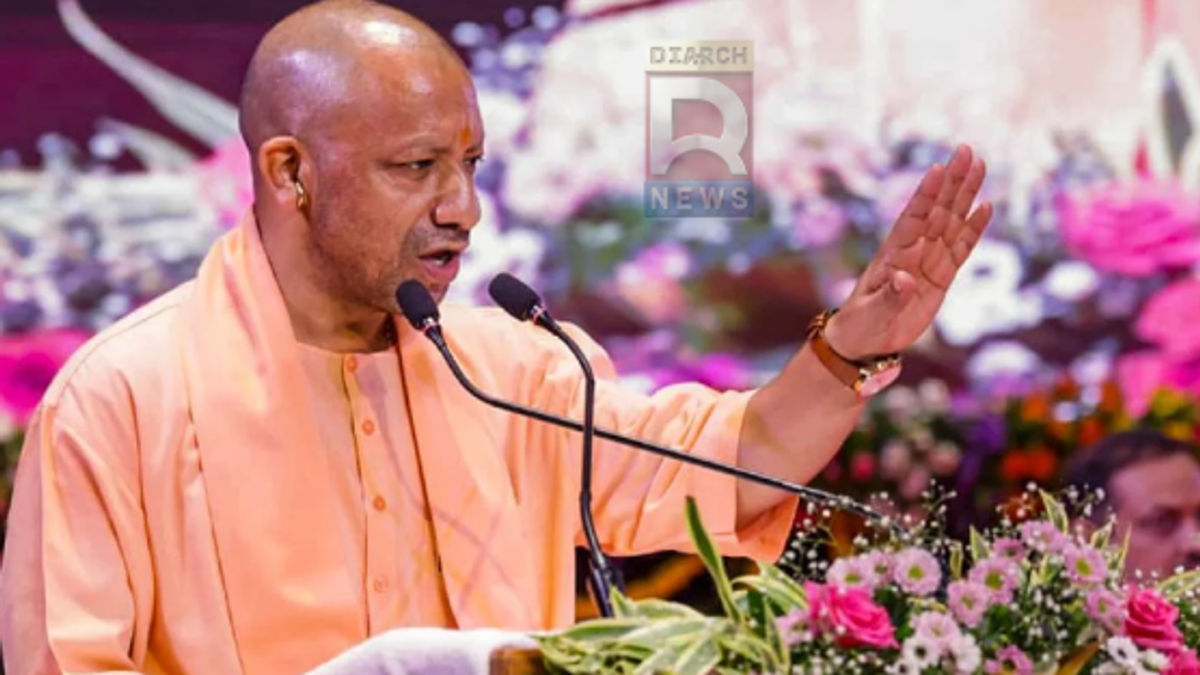 लखनऊ में मुख्यमंत्री योगी आदित्यनाथ से कैशलेस चिकित्सा कार्ड प्राप्त करते रसोइये