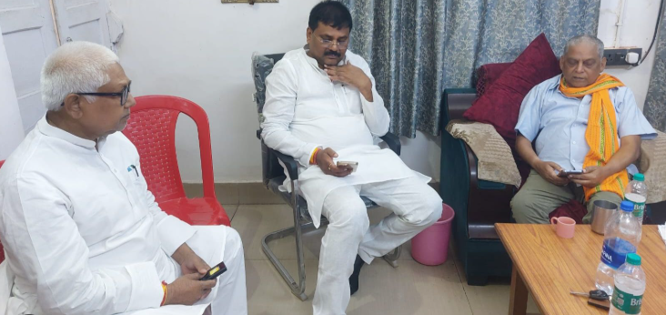 बिहार MLC चुनाव से पहले नीरज कुमार से मुलाकात करते जेडीयू प्रदेश अध्यक्ष उमेश कुशवाहा और संजय गांधी