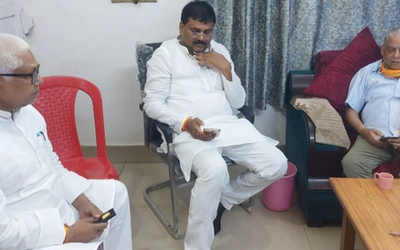 बिहार MLC चुनाव से पहले नीरज कुमार से मुलाकात करते जेडीयू प्रदेश अध्यक्ष उमेश कुशवाहा और संजय गांधी