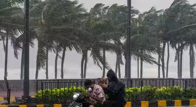 चक्रवात अर्नब के दौरान आंध्र प्रदेश के तटीय इलाके में तेज हवाएं, भारी बारिश और जलभराव