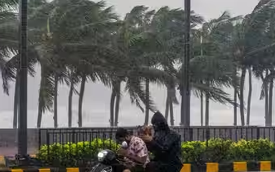 चक्रवात अर्नब के दौरान आंध्र प्रदेश के तटीय इलाके में तेज हवाएं, भारी बारिश और जलभराव