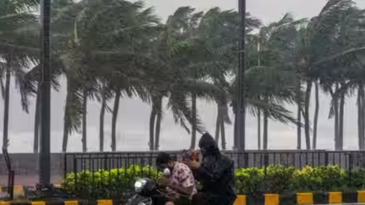 चक्रवात अर्नब के दौरान आंध्र प्रदेश के तटीय इलाके में तेज हवाएं, भारी बारिश और जलभराव