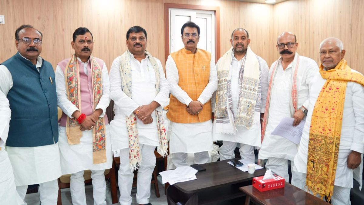पटना में विधान परिषद चुनाव को लेकर NDA घटक दलों की बैठक में संजय सरावगी और अन्य नेता