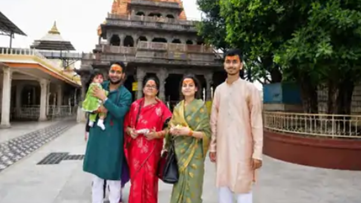 महाकाल मंदिर में बेटी उज्जैनी के साथ पूजा करतीं अनुष्का यादव।