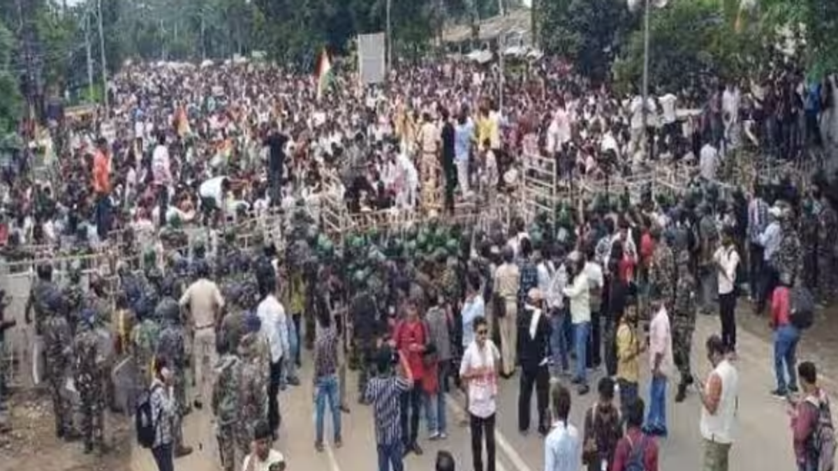 रांची में विधानसभा मार्च के दौरान वाटर कैनन की बौछार के बीच प्रदर्शन करते छात्र