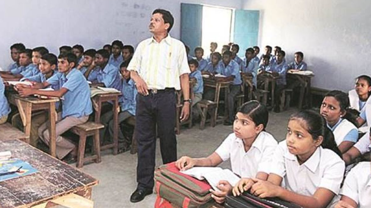 बिहार के सरकारी स्कूल में ई-शिक्षा कोष पोर्टल पर ऑनलाइन उपस्थिति दर्ज करते शिक्षक की सांकेतिक तस्वीर।